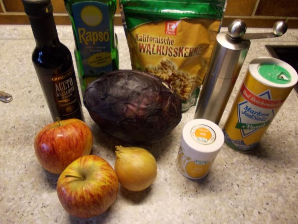 Rotkrautsalat mit Äpfeln und Walnüssen - Rezept - Bild Nr. 2