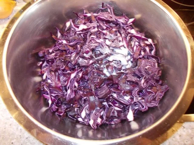 Rotkrautsalat mit Äpfeln und Walnüssen - Rezept - Bild Nr. 3