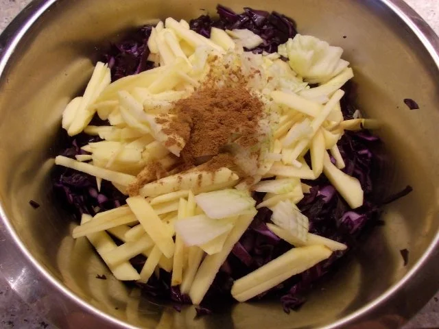 Rotkrautsalat mit Äpfeln und Walnüssen - Rezept - Bild Nr. 4