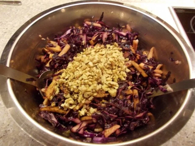 Rotkrautsalat mit Äpfeln und Walnüssen - Rezept - Bild Nr. 6