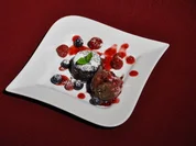 Lauwarmes Schokoladentörtchen mit Eis und Früchten - Rezept