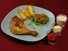 Hähnchenschenkel auf Rucola mit Kartoffelspalten - Rezept