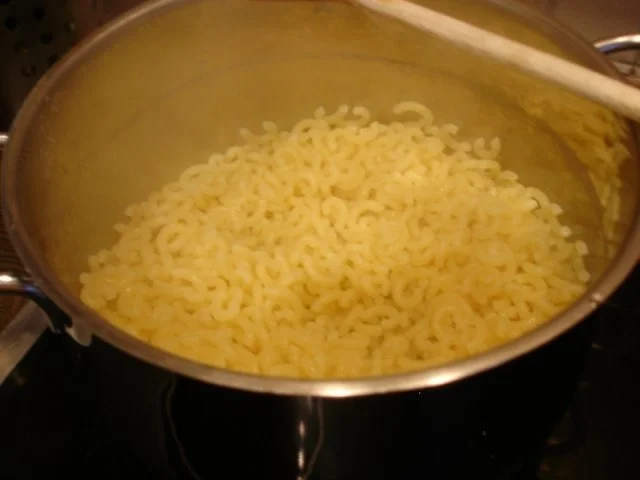 Rezept: Nudeltopf-orientalisch à la Papa Bild Nr. 4 Nudeltopf-orientalisch à la Papa - Rezept - Bild Nr. 4