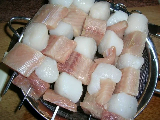 Lachs- und Jakobsmuscheln vom Spiess auf roten Linsen - Rezept