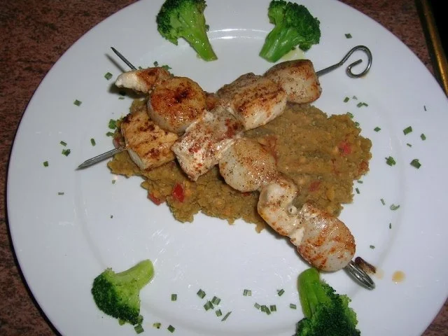 Lachs- und Jakobsmuscheln vom Spiess auf roten Linsen - Rezept - Bild Nr. 3