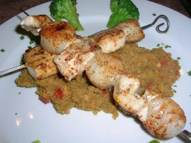 Lachs- und Jakobsmuscheln vom Spiess auf roten Linsen - Rezept - Bild Nr. 4