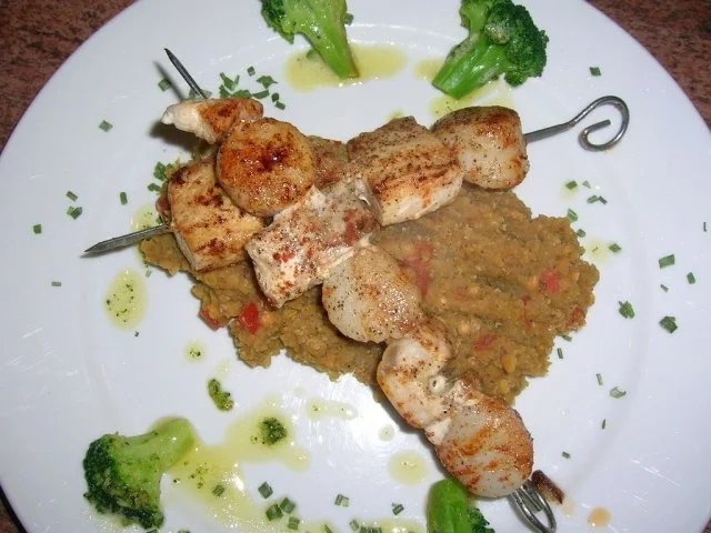 Lachs- und Jakobsmuscheln vom Spiess auf roten Linsen - Rezept - Bild Nr. 6