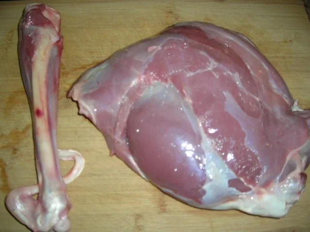 Rehkeule mit Gin und Wacholderbeeren, serviert mit Kürbis und Gnocchis - Rezept - Bild Nr. 2