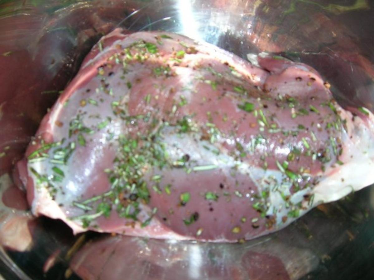 Rehkeule mit Gin und Wacholderbeeren, serviert mit Kürbis und Gnocchis ...