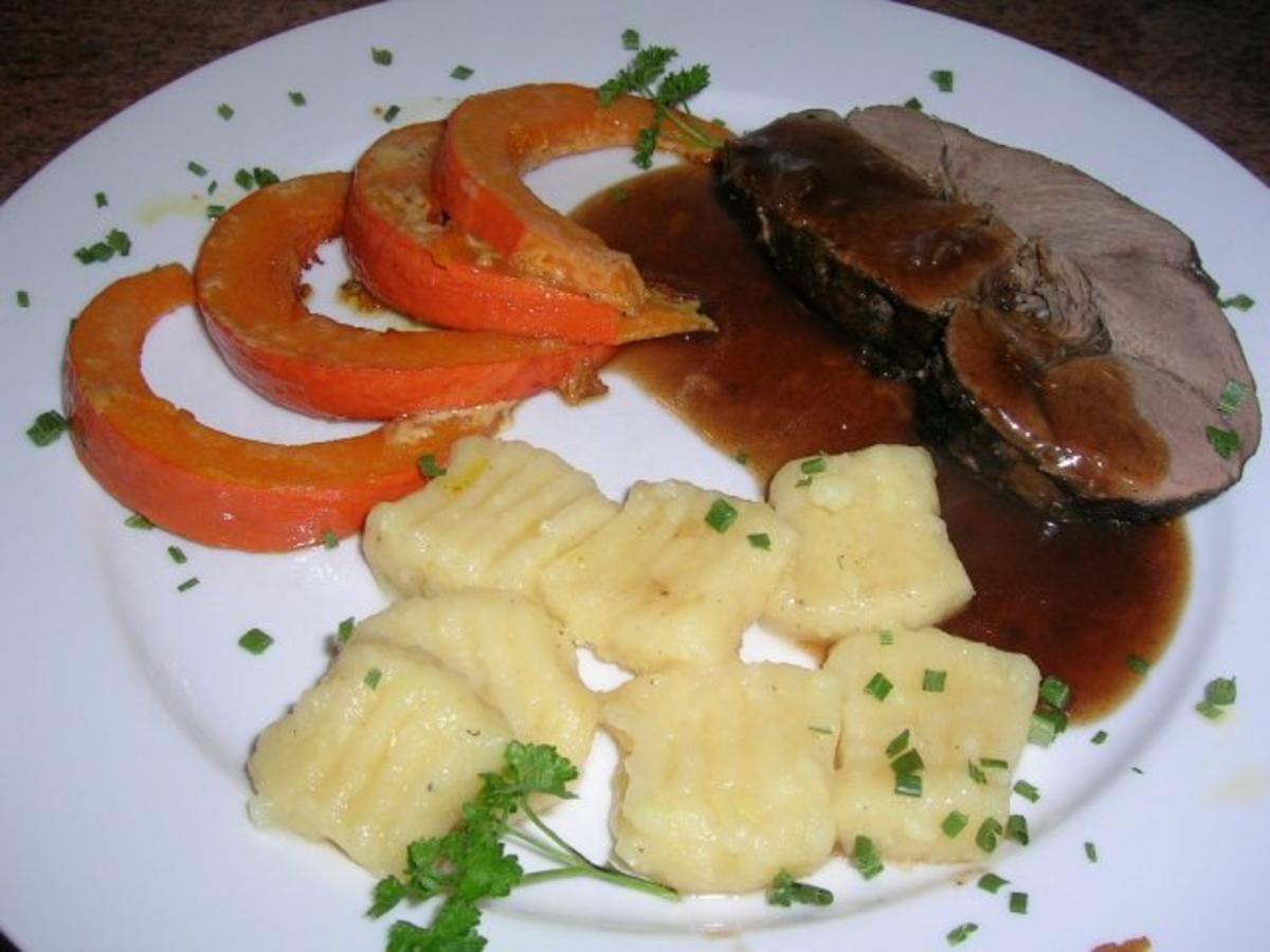Rehkeule mit Gin und Wacholderbeeren, serviert mit Kürbis und Gnocchis ...