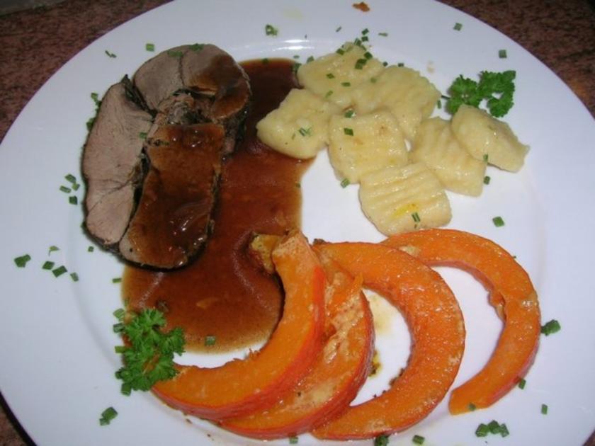 Rehkeule mit Gin und Wacholderbeeren, serviert mit Kürbis und Gnocchis ...