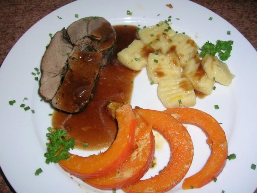 Rehkeule mit Gin und Wacholderbeeren, serviert mit Kürbis und Gnocchis ...
