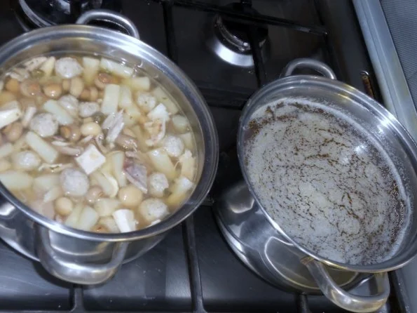Rezept: Anleitung zum KLÄREN von Hühnerbrühe - für "Ostpr. Festtagssuppe" (Rzpt. um 1910) Bild Nr. 2 Anleitung zum KLÄREN von Hühnerbrühe - für "Ostpr. Festtagssuppe" (Rzpt. um 1910) - Rezept - Bild Nr. 2