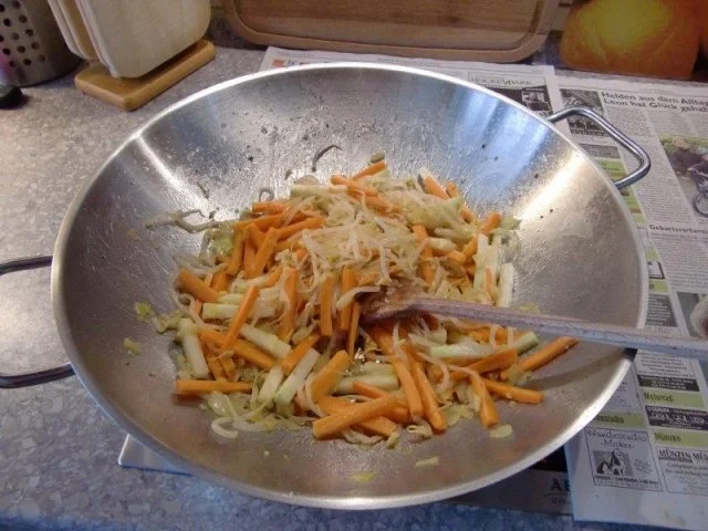 Scharfe Reisnudeln mit Hackfleisch aus dem Wok - Rezept - Bild Nr. 9