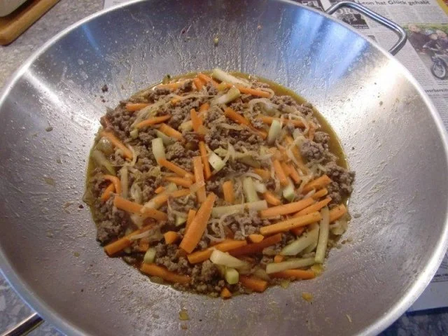 Scharfe Reisnudeln mit Hackfleisch aus dem Wok - Rezept - Bild Nr. 12