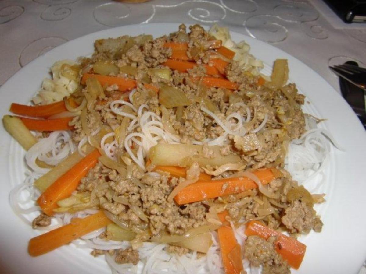 Scharfe Reisnudeln mit Hackfleisch aus dem Wok - Rezept - Bild Nr. 13