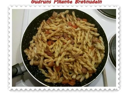 Nudeln: Bratnudeln mit Paprika, Käse und Speck - Rezept - Bild Nr. 5