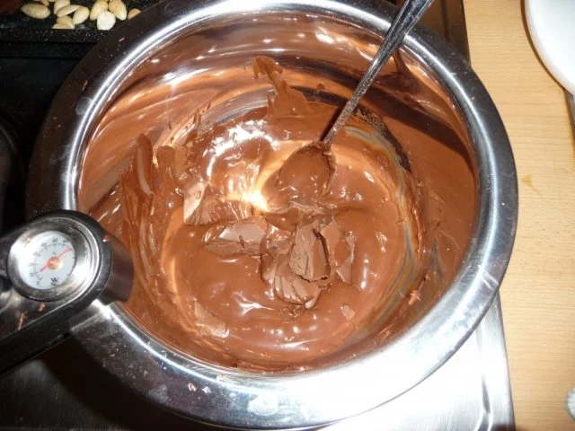 Rezept: Nougatpralinen mit Haselnusskrokant Bild Nr. 4 Nougatpralinen mit Haselnusskrokant - Rezept - Bild Nr. 4