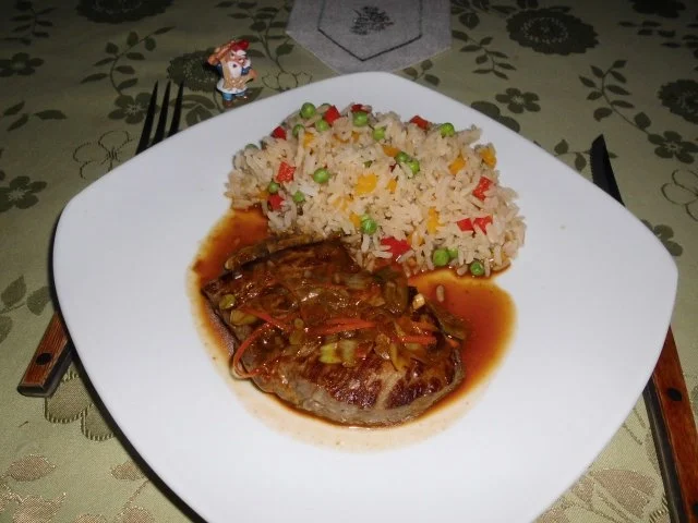 Steak in Orangensoße mit Gemüsereis>> - Rezept