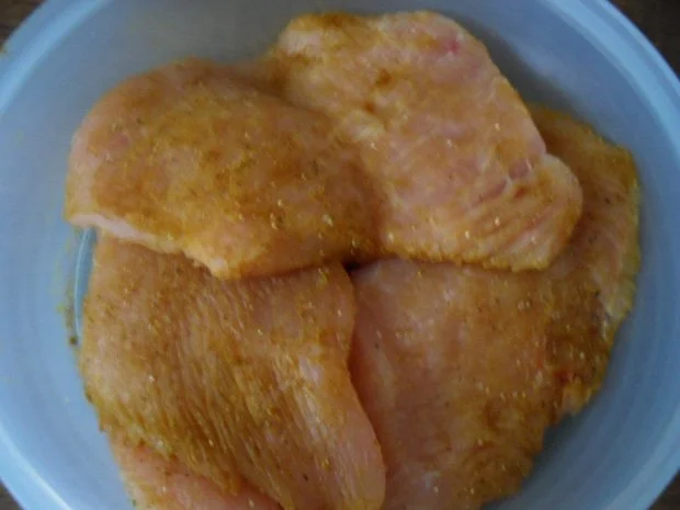 Putenschnitzel gratiniert mit Champignonsoße - Rezept