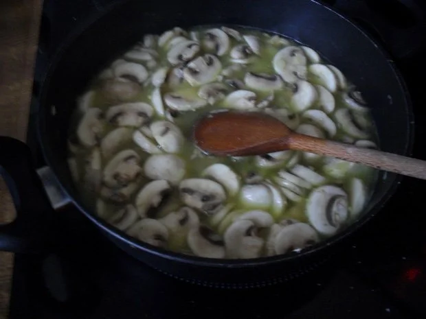 Putenschnitzel gratiniert mit Champignonsoße - Rezept - Bild Nr. 8