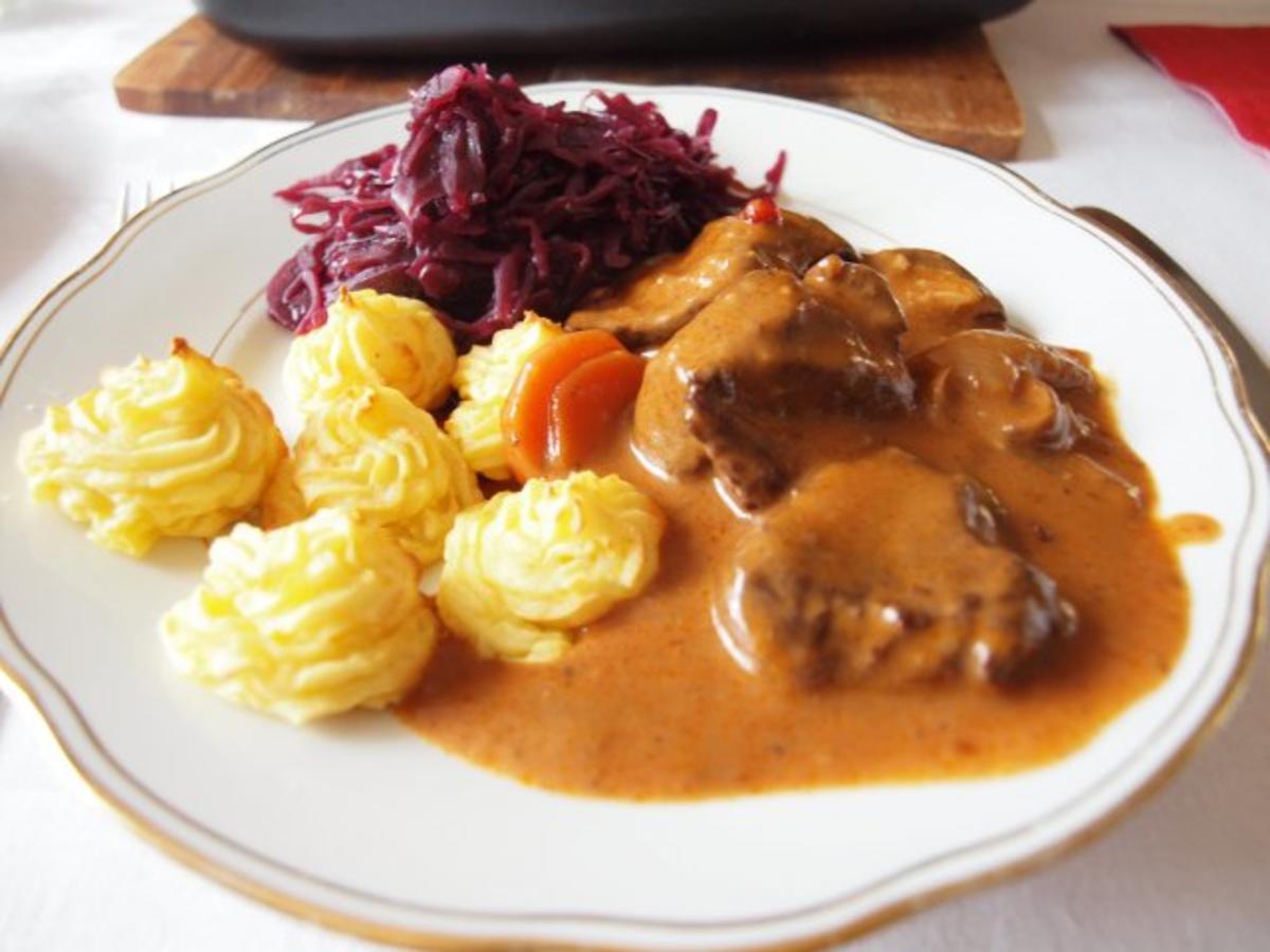 Bilder für Hirschgulasch in Preiselbeer-Sahne-Soße mit Herzoginkartoffeln und Rotkraut - Rezept