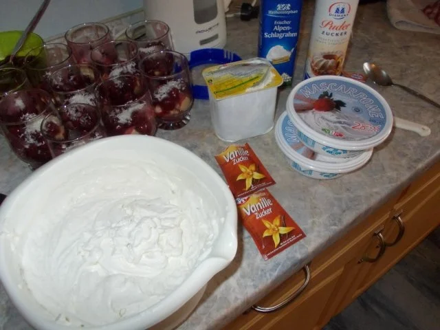 Rezept: Kirsch-Tiramisu im Glas Bild Nr. 5 Kirsch-Tiramisu im Glas - Rezept - Bild Nr. 5