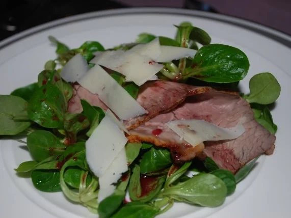 Roastbeef auf Feldsalat mit Johannisbeer-Vinaigrette - Rezept