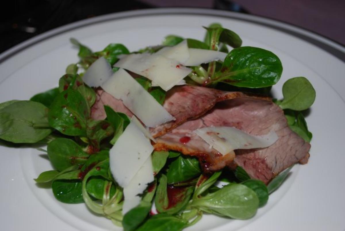 Bilder für Roastbeef auf Feldsalat mit Johannisbeer-Vinaigrette - Rezept