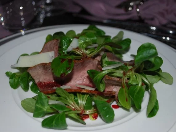 Roastbeef auf Feldsalat mit Johannisbeer-Vinaigrette - Rezept - Bild Nr. 2