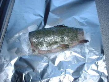 Forelle mit Kräuterbutter und Käse-Knoblauchbrot - Rezept