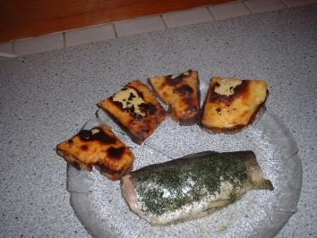Forelle mit Kräuterbutter und Käse-Knoblauchbrot - Rezept