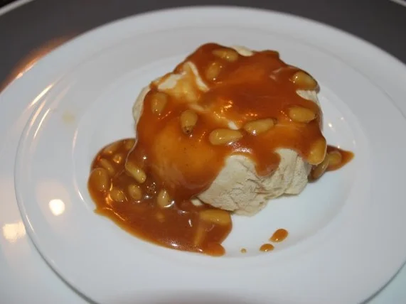 Bratapfelparfait mit Pinienkernkaramell - Rezept