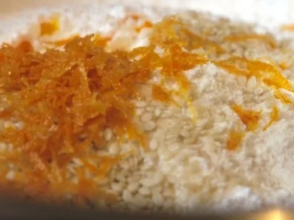 Rezept: Pistazienmousse in Orangen-Krokant-Schälchen, dazu Himbeersauce Bild Nr. 2 Pistazienmousse in Orangen-Krokant-Schälchen, dazu Himbeersauce - Rezept - Bild Nr. 2