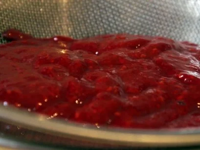 Rezept: Pistazienmousse in Orangen-Krokant-Schälchen, dazu Himbeersauce Bild Nr. 7 Pistazienmousse in Orangen-Krokant-Schälchen, dazu Himbeersauce - Rezept - Bild Nr. 7