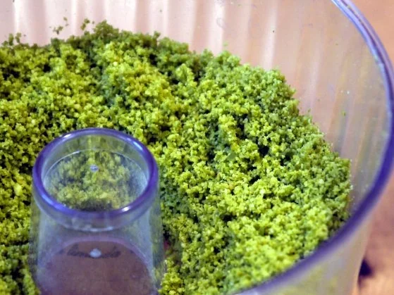 Rezept: Pistazienmousse in Orangen-Krokant-Schälchen, dazu Himbeersauce Bild Nr. 10 Pistazienmousse in Orangen-Krokant-Schälchen, dazu Himbeersauce - Rezept - Bild Nr. 10