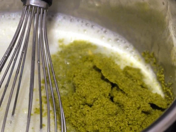 Rezept: Pistazienmousse in Orangen-Krokant-Schälchen, dazu Himbeersauce Bild Nr. 12 Pistazienmousse in Orangen-Krokant-Schälchen, dazu Himbeersauce - Rezept - Bild Nr. 12