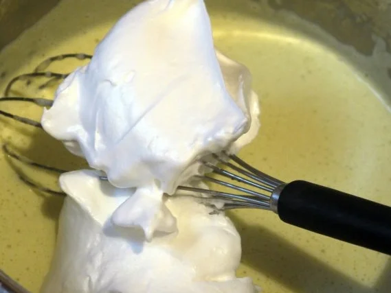 Rezept: Pistazienmousse in Orangen-Krokant-Schälchen, dazu Himbeersauce Bild Nr. 13 Pistazienmousse in Orangen-Krokant-Schälchen, dazu Himbeersauce - Rezept - Bild Nr. 13