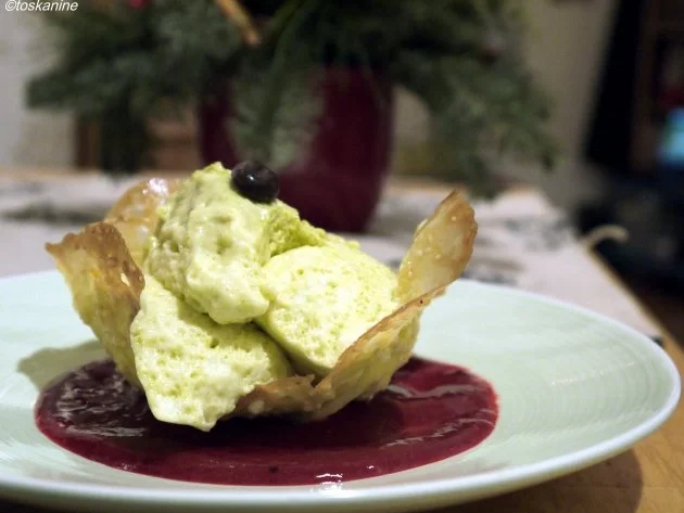 Rezept: Pistazienmousse in Orangen-Krokant-Schälchen, dazu Himbeersauce Bild Nr. 15 Pistazienmousse in Orangen-Krokant-Schälchen, dazu Himbeersauce - Rezept - Bild Nr. 15