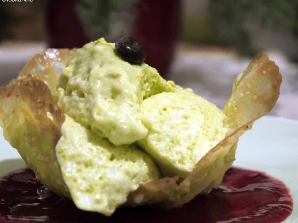 Rezept: Pistazienmousse in Orangen-Krokant-Schälchen, dazu Himbeersauce Bild Nr. 16 Pistazienmousse in Orangen-Krokant-Schälchen, dazu Himbeersauce - Rezept - Bild Nr. 16