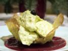 Pistazienmousse in Orangen-Krokant-Schälchen, dazu Himbeersauce - Rezept