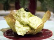 Pistazienmousse in Orangen-Krokant-Schälchen, dazu Himbeersauce - Rezept