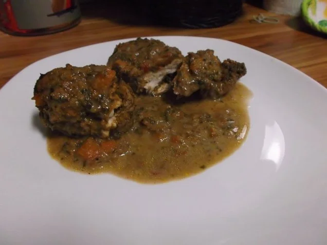 Rezept: Putenbrustfiletröllchen mit Kräuterfüllung Putenbrustfiletröllchen mit Kräuterfüllung - Rezept