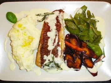 Rezept: Red Snapper Filet mit Gemüse und Butter-Salbei-Sauce Red Snapper Filet mit Gemüse und Butter-Salbei-Sauce - Rezept