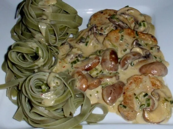 Rezept: Filet in Champignon-Rahmsoße und Fettuccine agli Spinaci Filet in Champignon-Rahmsoße und Fettuccine agli Spinaci - Rezept