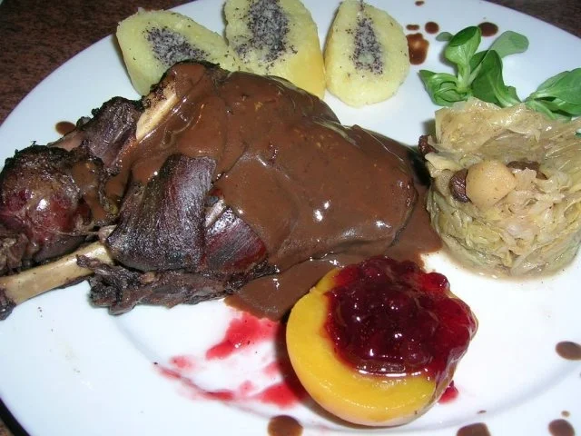 Hasenkeulen, winterliche Art an Mohnwickelrolle und Spitzkohl - Rezept