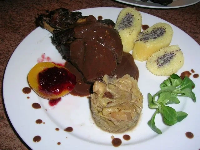 Hasenkeulen, winterliche Art an Mohnwickelrolle und Spitzkohl - Rezept - Bild Nr. 2