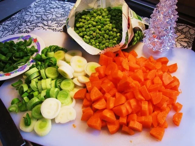 Frühlingszwiebeln mit Möhren und Erbsen ... - Rezept - Bild Nr. 3