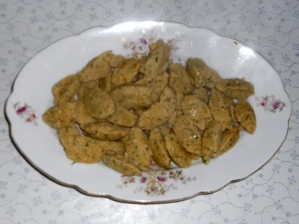 " Oma - Friede`s " Schwemmklößchen, als leckere Suppeneinlage.  (Rzpt. um 1920) - Rezept