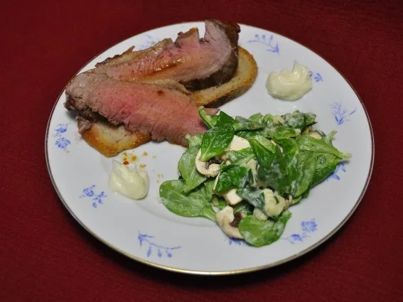 Roastbeef auf italienischem Landbrot an Salat mit selbstgemachter Aioli - Rezept